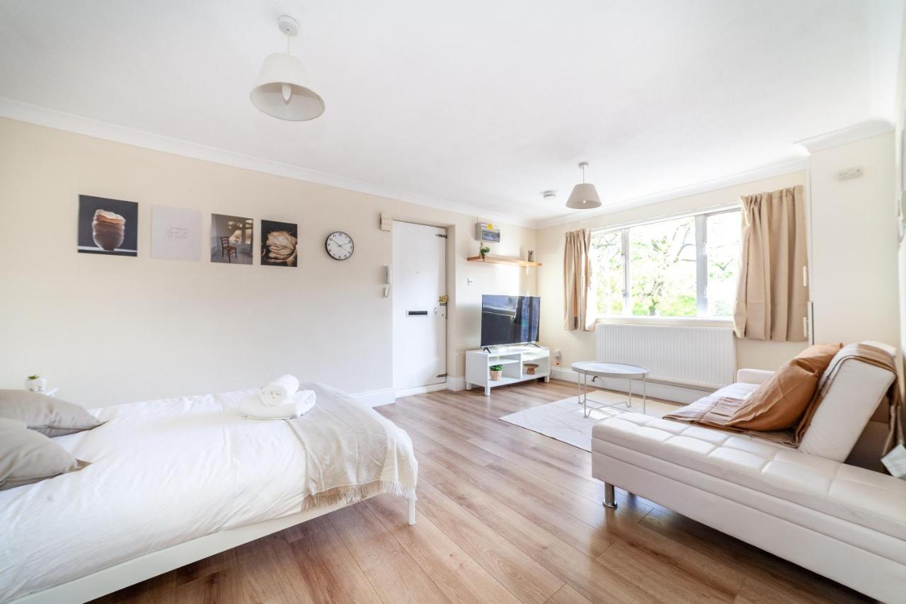 לונדון Lovely Studio Flat In Wimbledon W/ Free Parking מראה חיצוני תמונה